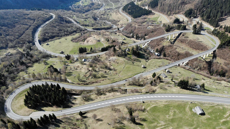 Luftbildaufnahme Pian San Giacomo Osterverkehr Misox Mesocco Dro